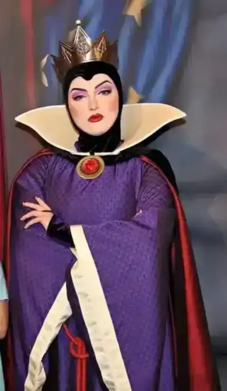 Enjoy meeting the Evil Queen at Storybook Dining while visiting Disney World on a budget 