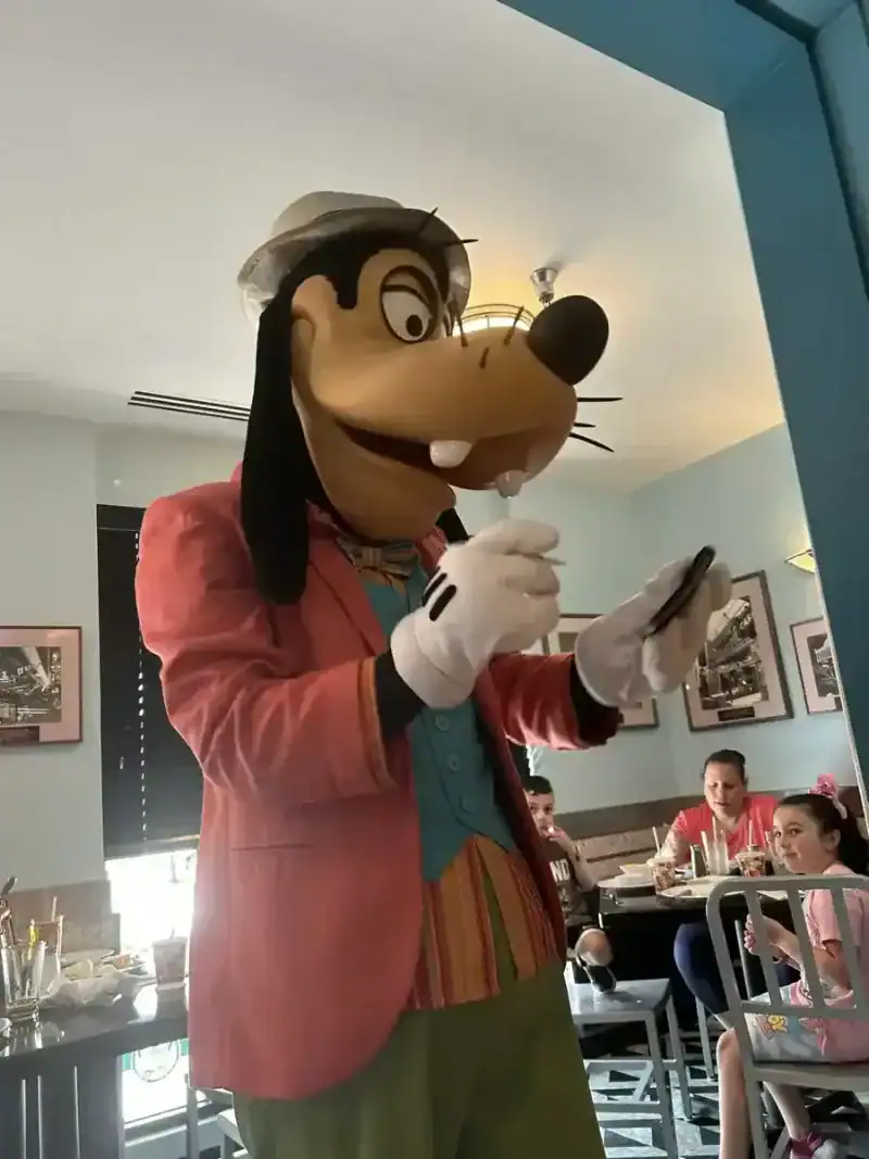 Goofy at Hollywood and Vine in Hollywood Studios which you can enjoy on budget by using points for your Disney World vacation.